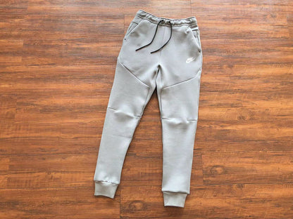 Conjunto Tech Fleece Cinza e Branco