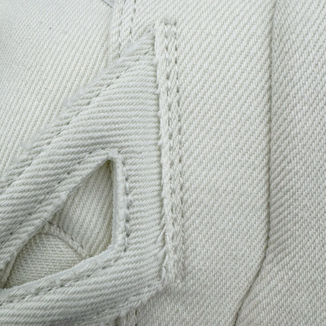 AJ4 Levis