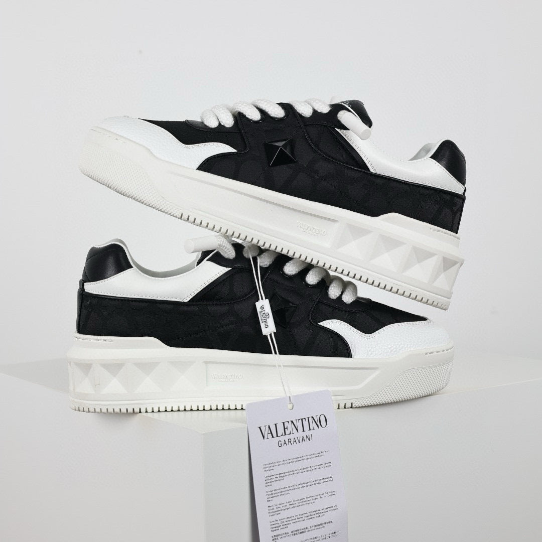 Valentino One Stud XL Black/White