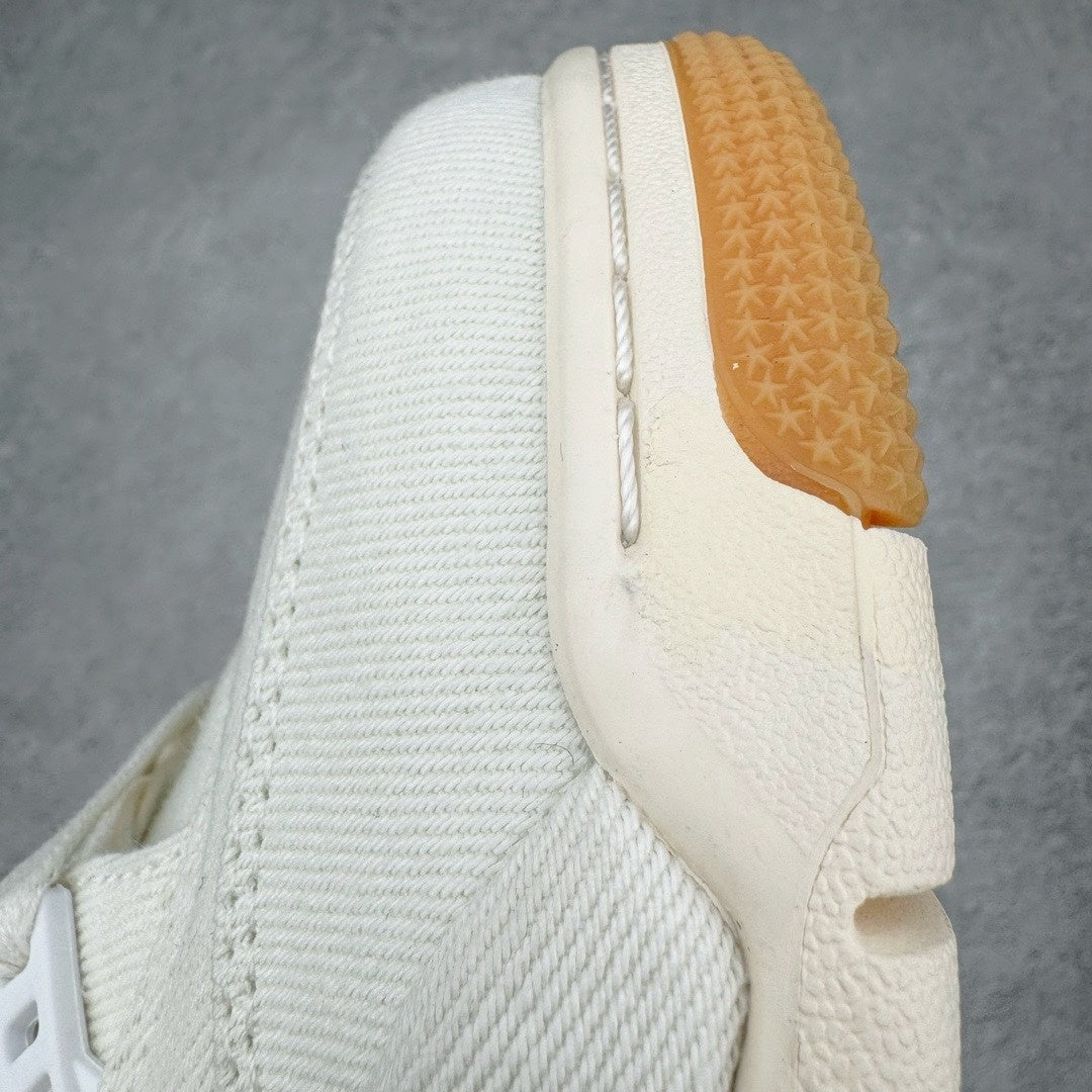 AJ4 Levis