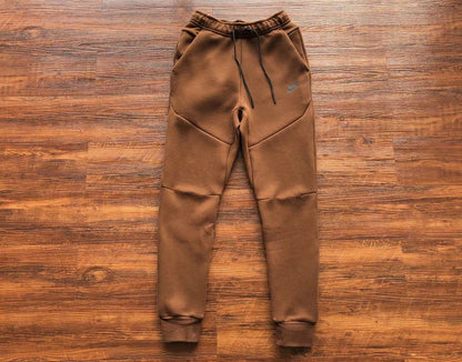 Conjunto Tech Fleece Castanho
