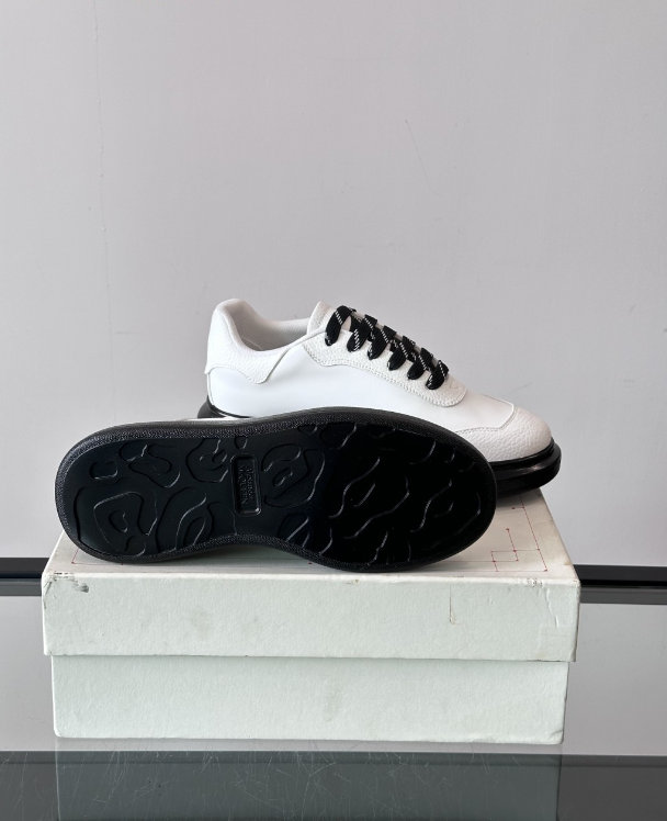 Alexander McQueen Oversized White/Black