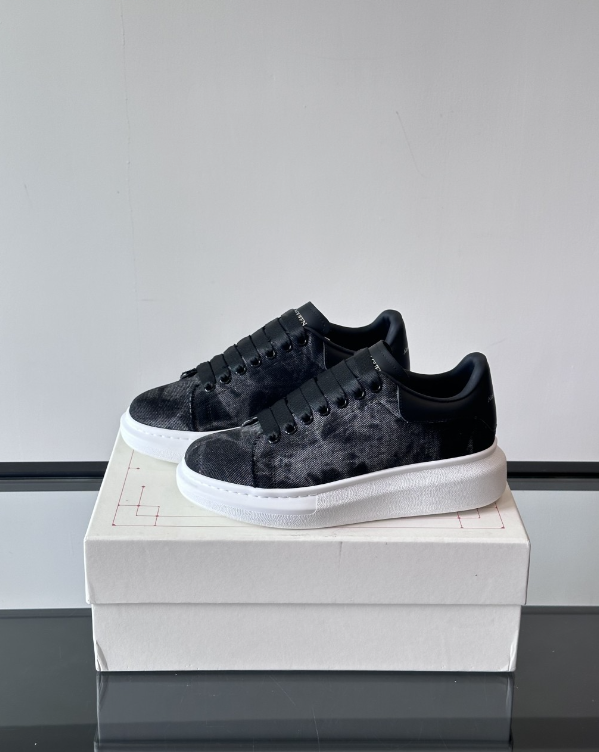 Alexander McQueen Oversized Black/White