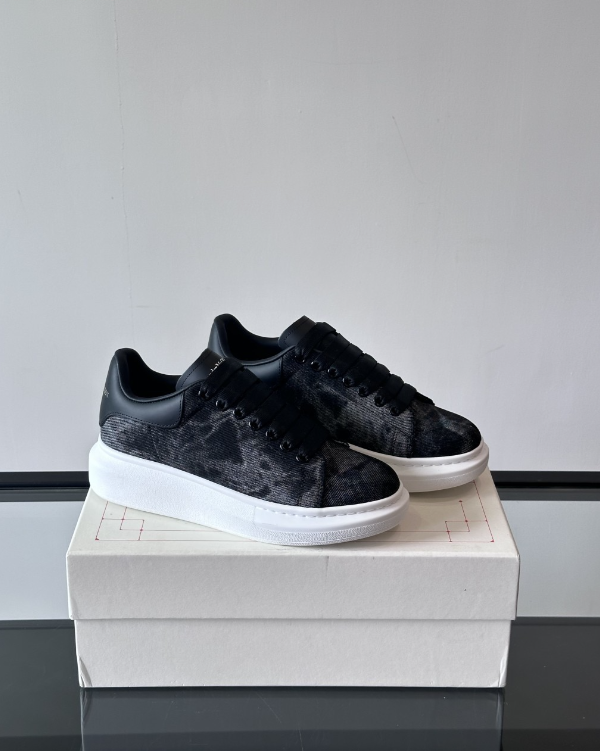 Alexander McQueen Oversized Black/White
