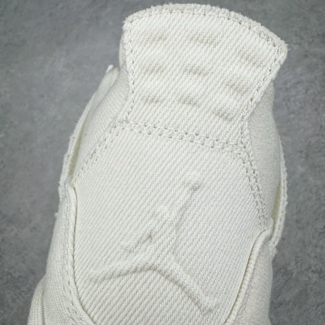 AJ4 Levis