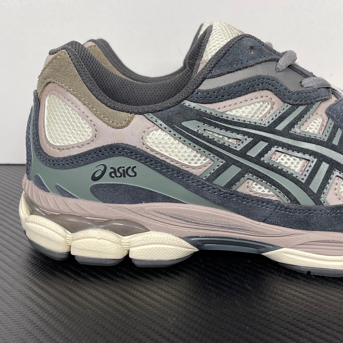 Gel Nyc Oatmeal/Obsidian Grey