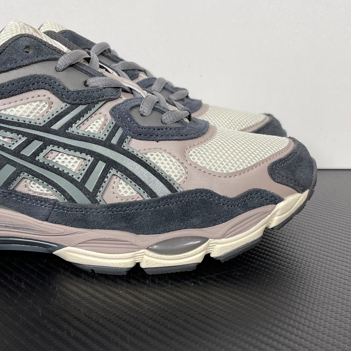 Gel Nyc Oatmeal/Obsidian Grey