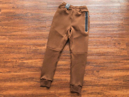 Conjunto Tech Fleece Castanho